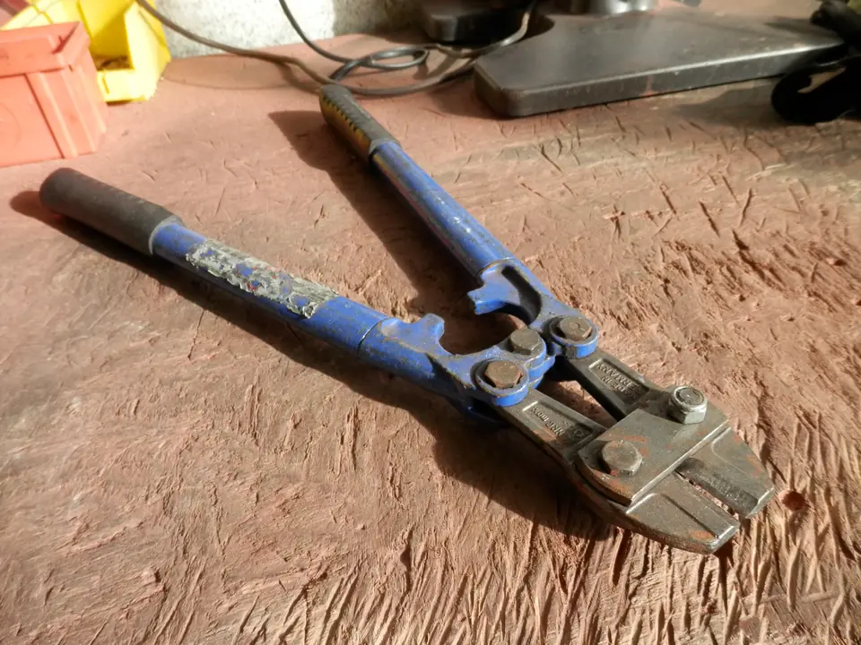 長いハンドルを備えたボルトカッター