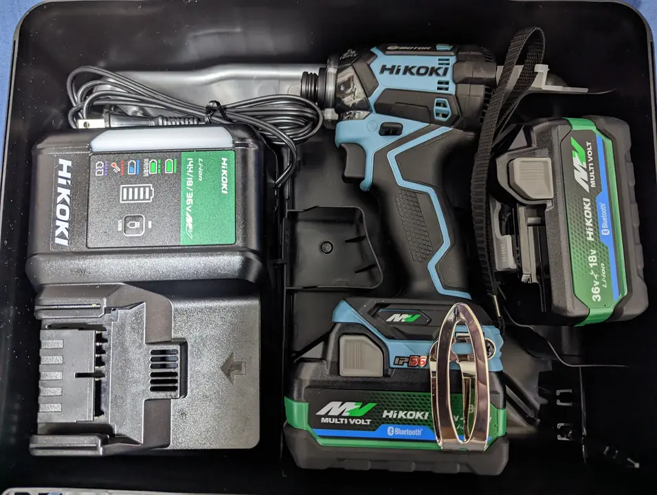 バッテリー式インパクトドライバー本体と充電器