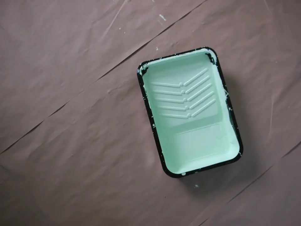 塗料を入れたローラー用塗料皿