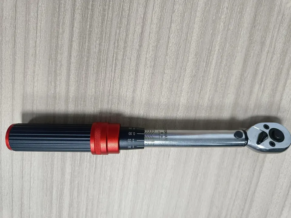 黒と赤の調整グリップとラチェットヘッドを備えたトルクレンチ